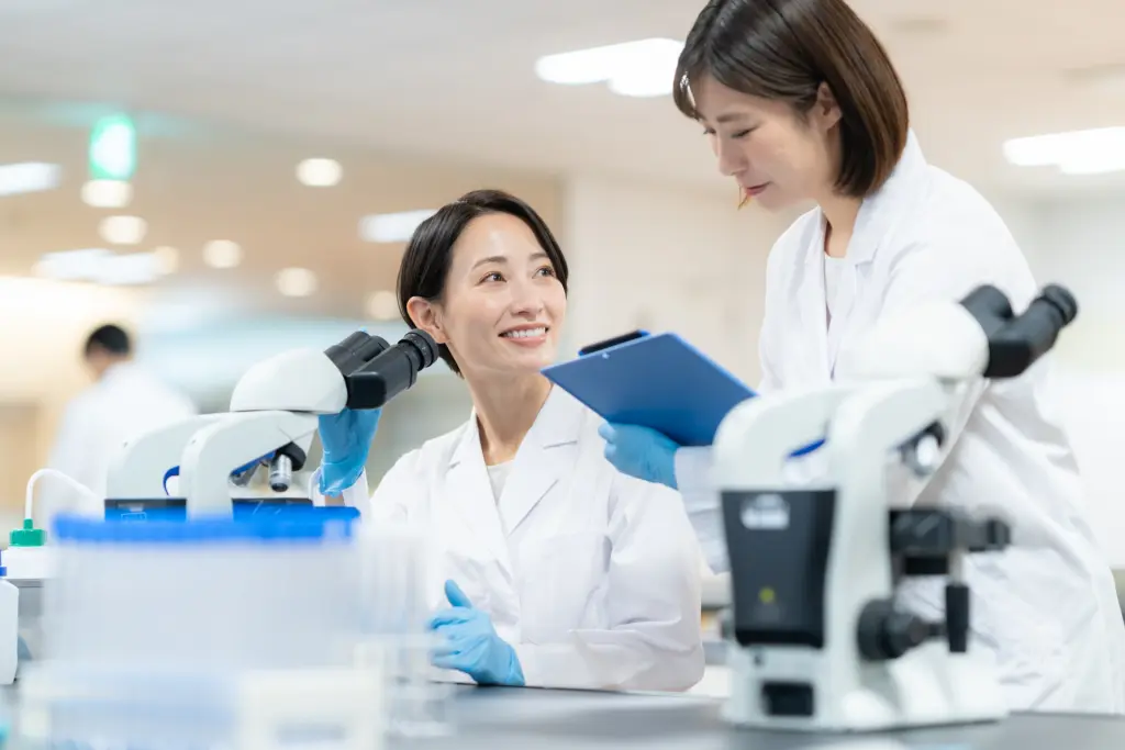 遺伝子を解析する研究者のイメージ