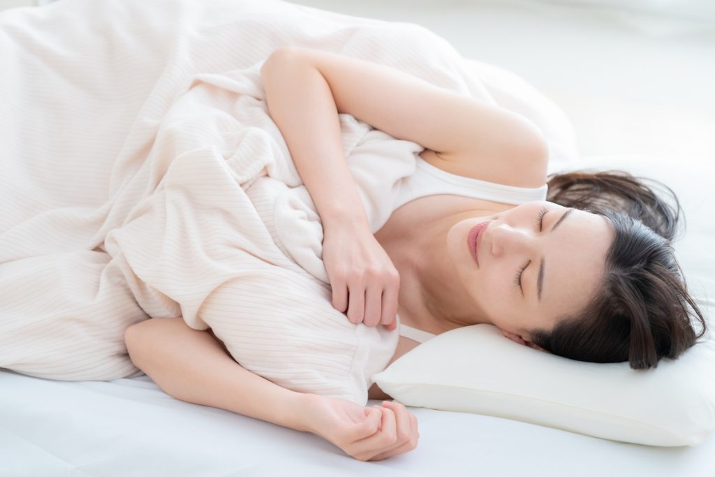 部屋で寝る若い女性