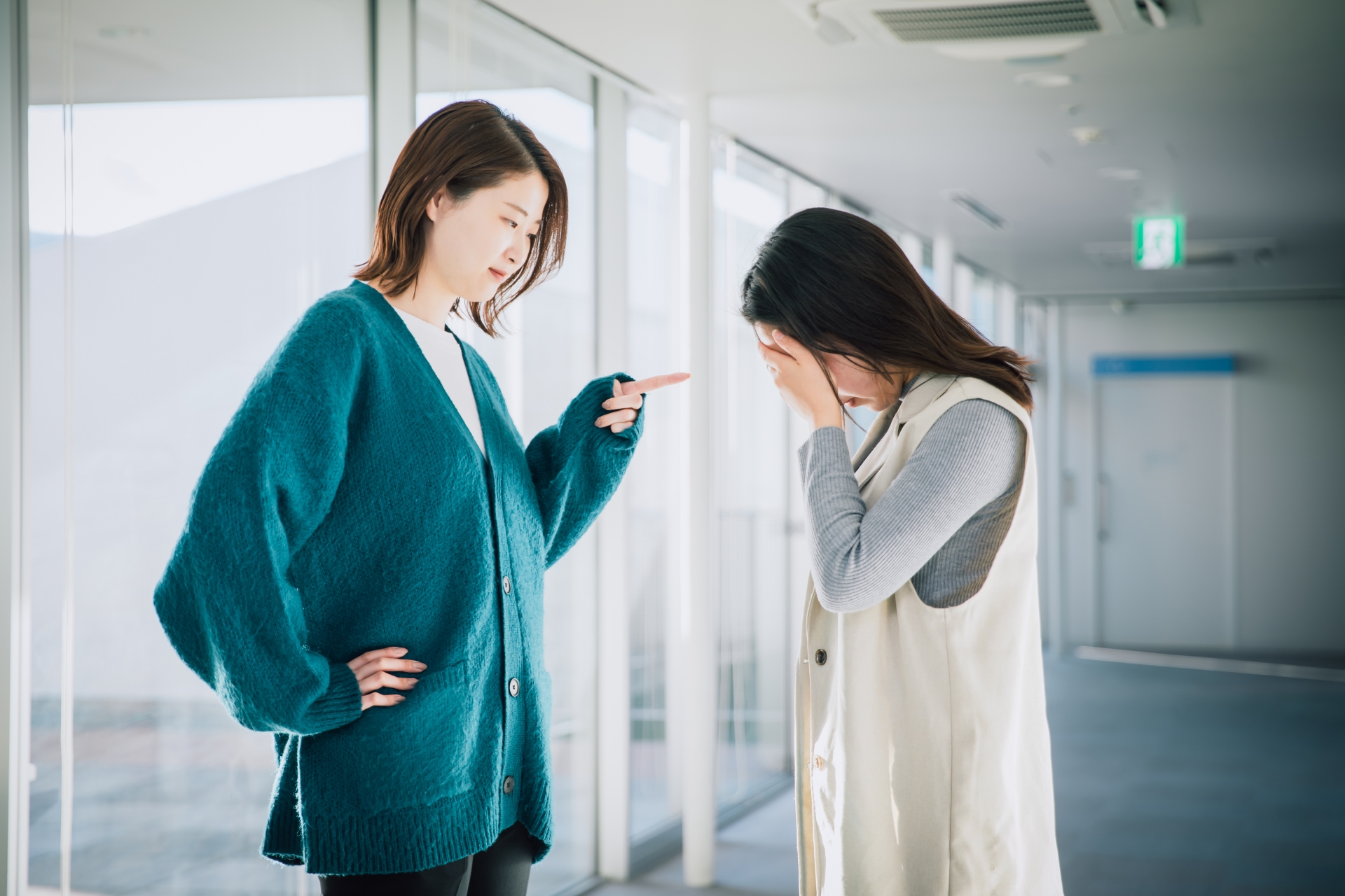 怒る女性と悲しむ女性2人