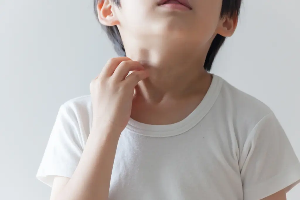 痒みに襲われる子供