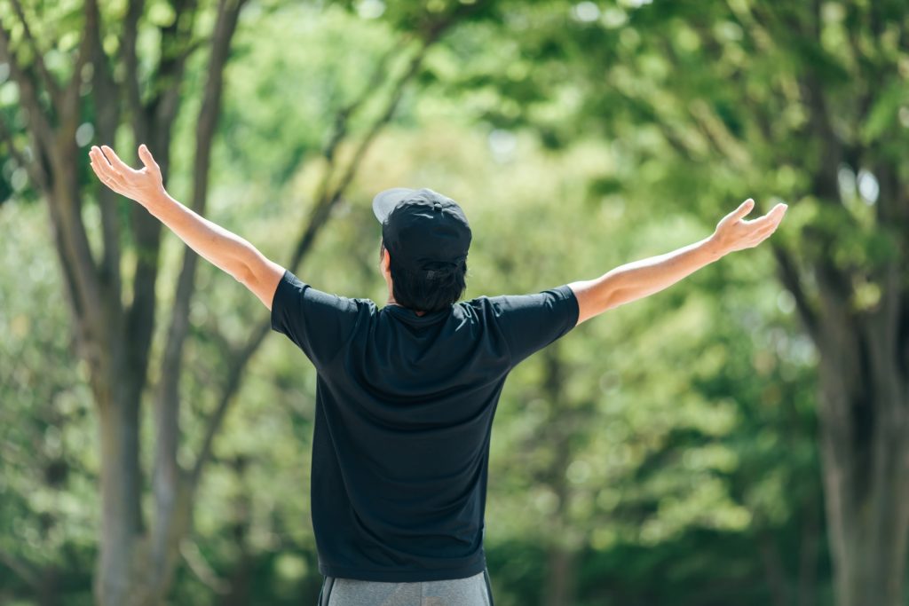 深呼吸する男性