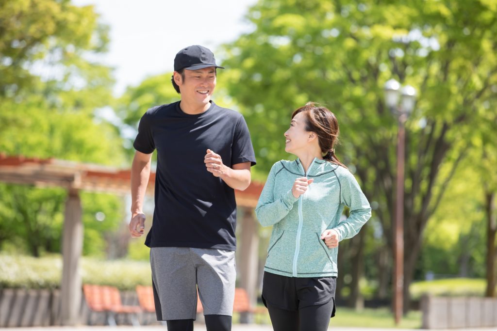 ランニング・ジョギング・ウォーキングする男女