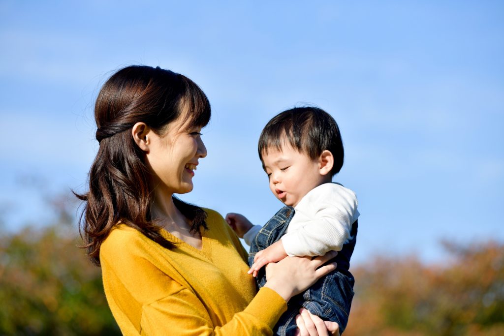 
子供を抱っこするお母さん