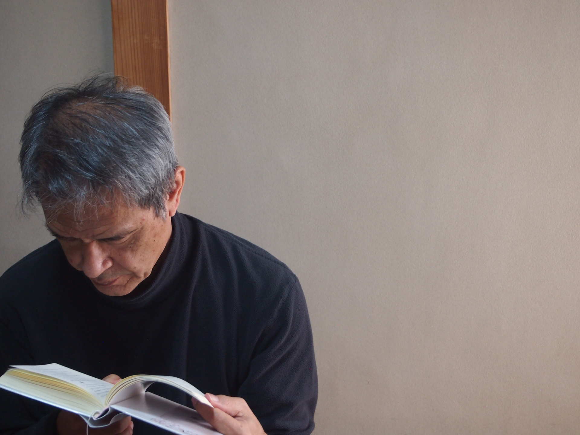 読書をする男性