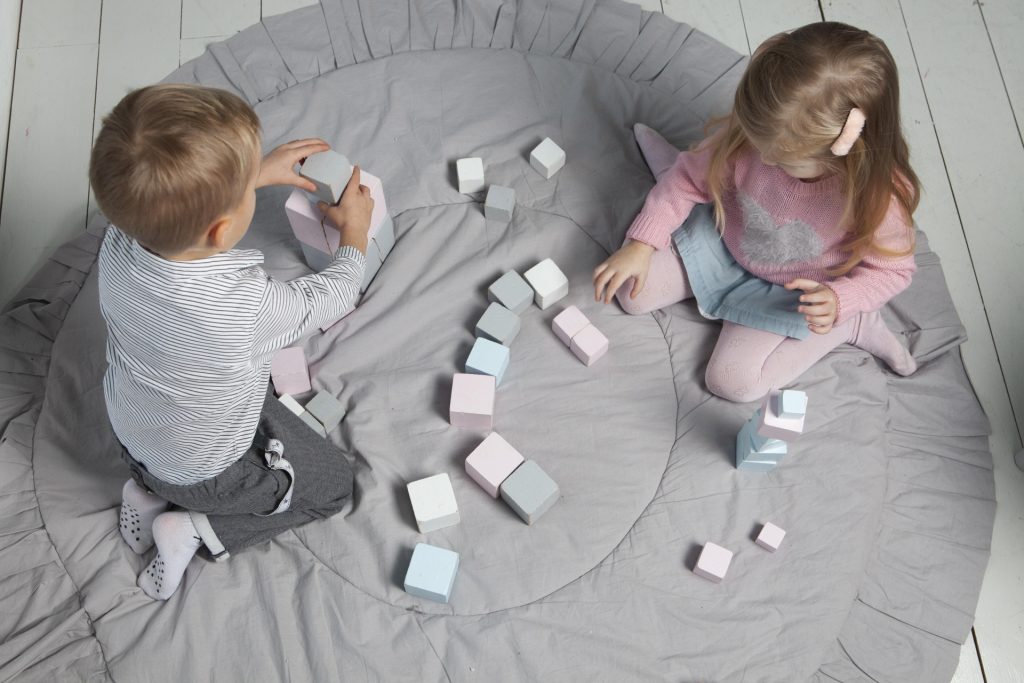 マット上で遊ぶ幼児たち