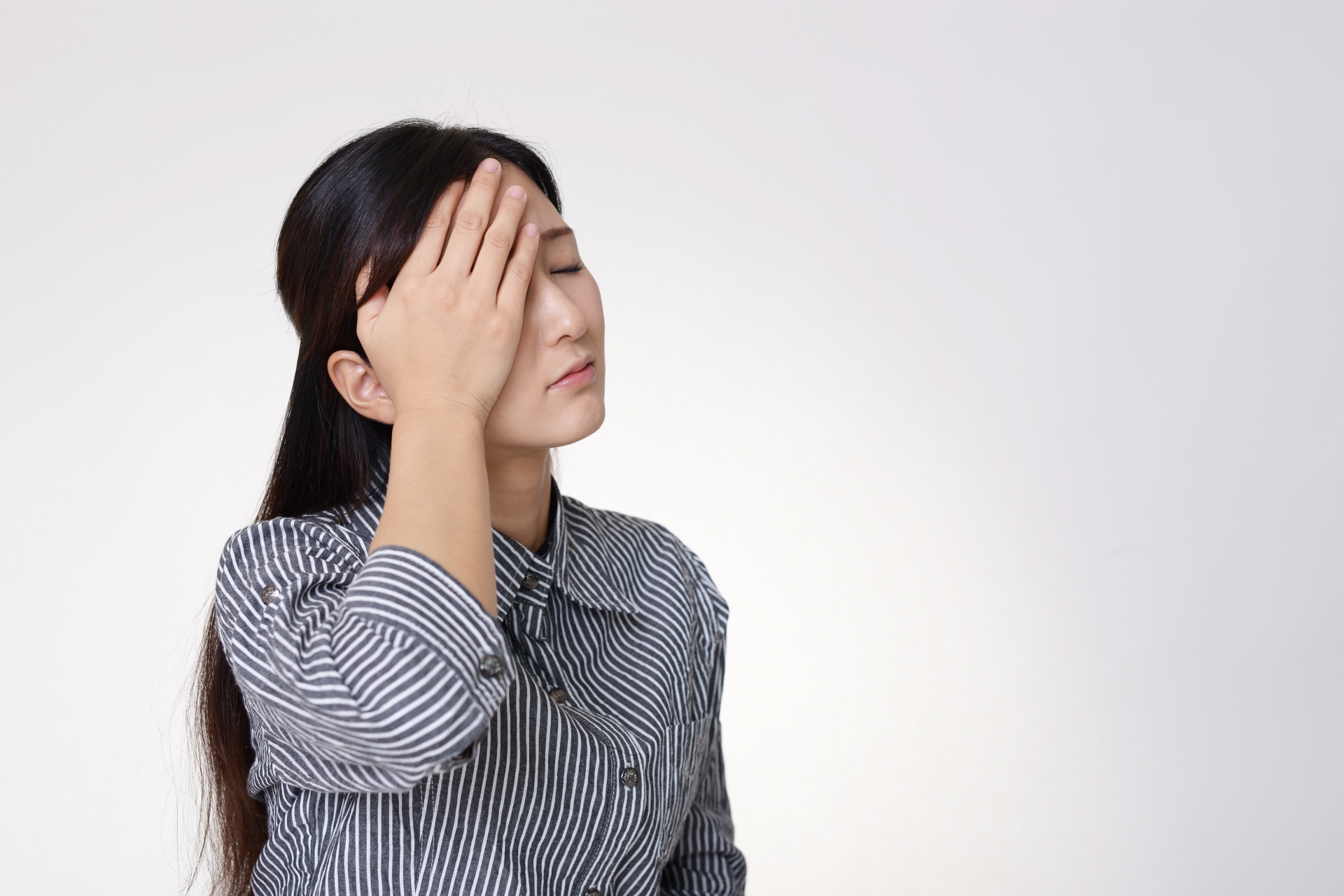 憂鬱な表情な女性