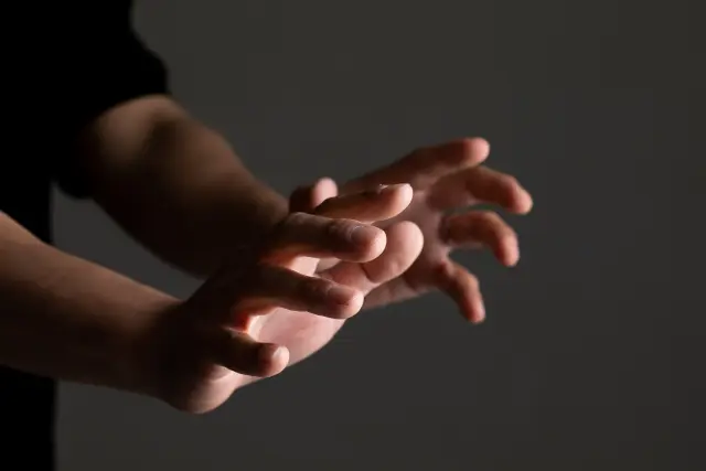 触れてはならぬと知りながら、手は甘い果実へと伸びていた。