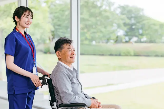 若い女性若くない男性