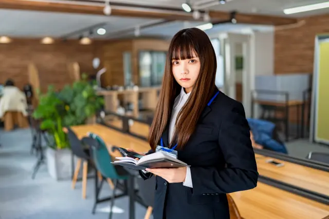 睨んでる女性