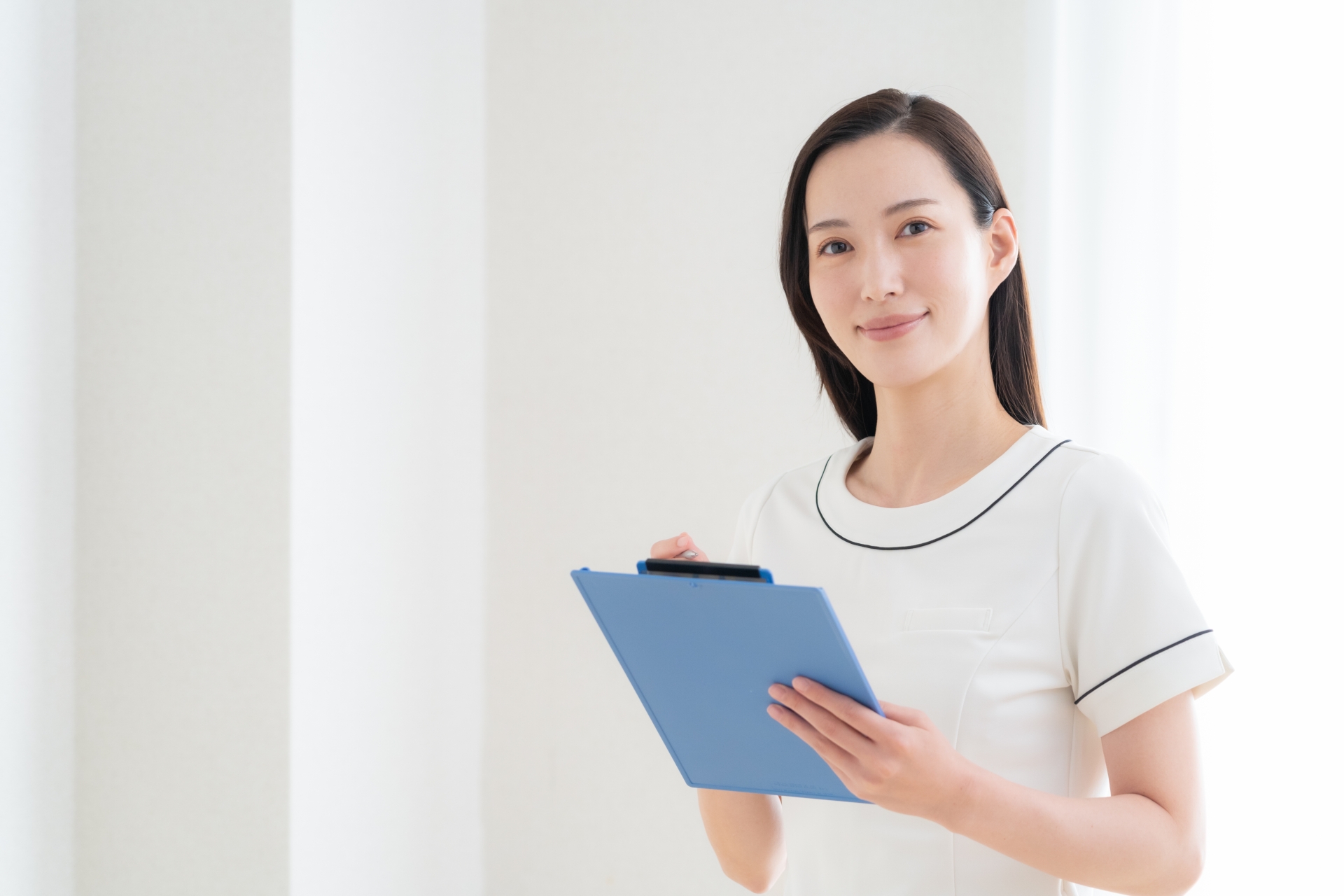 カウンセリングをする女性エステティシャン