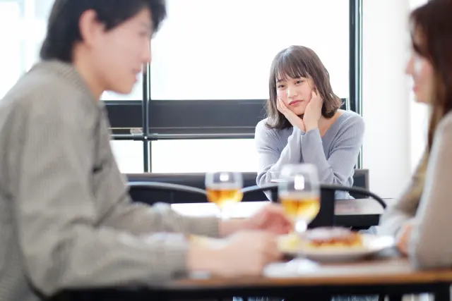 恋愛に積極的な女性、肉食系女。自らアプローチし、相手をリードする姿勢が魅力的。ときに、既に誰かのものになっている男性さえも“狙いたくなる”ような、強い欲求と行動力を持つことも。