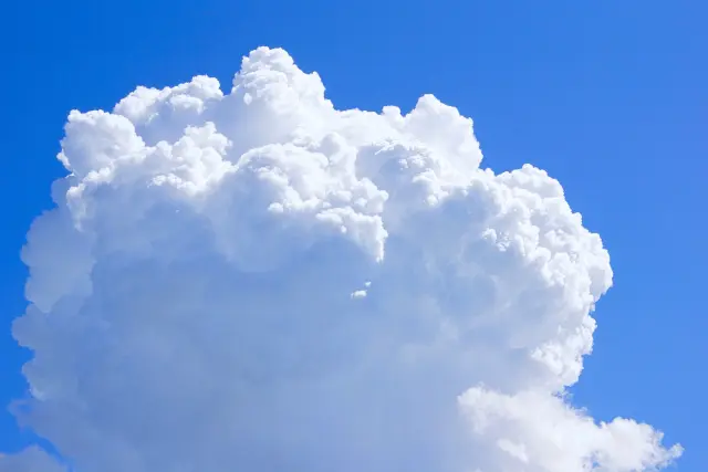 雲のように、変わり、変わり、生きていく