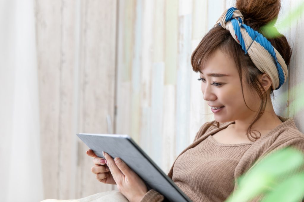 
ルームウェアの女性