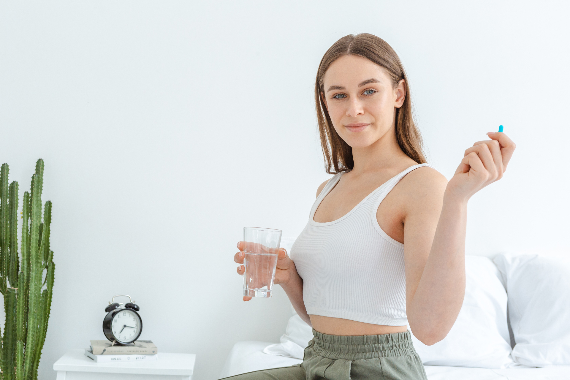 カプセル剤を持って振り向く女性