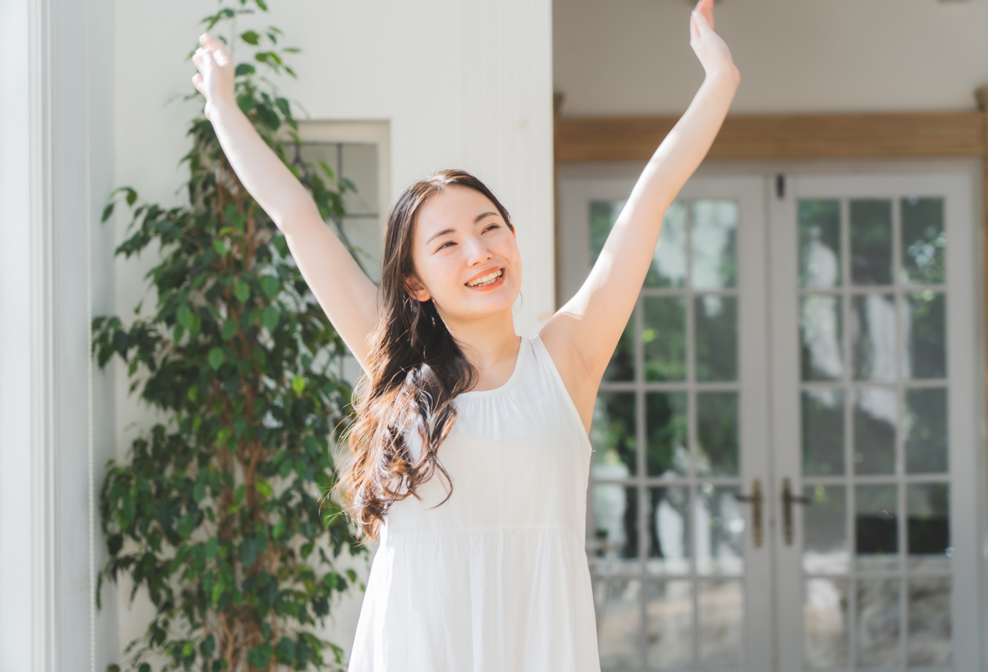 伸びをする日本人女性