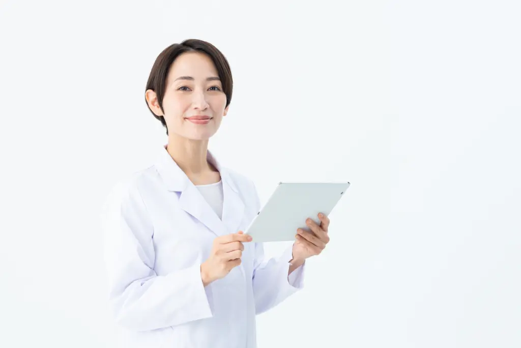 タブレットを使う白衣の女性