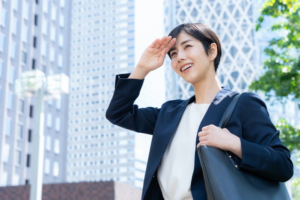 オフィス街で働く若いビジネスウーマン