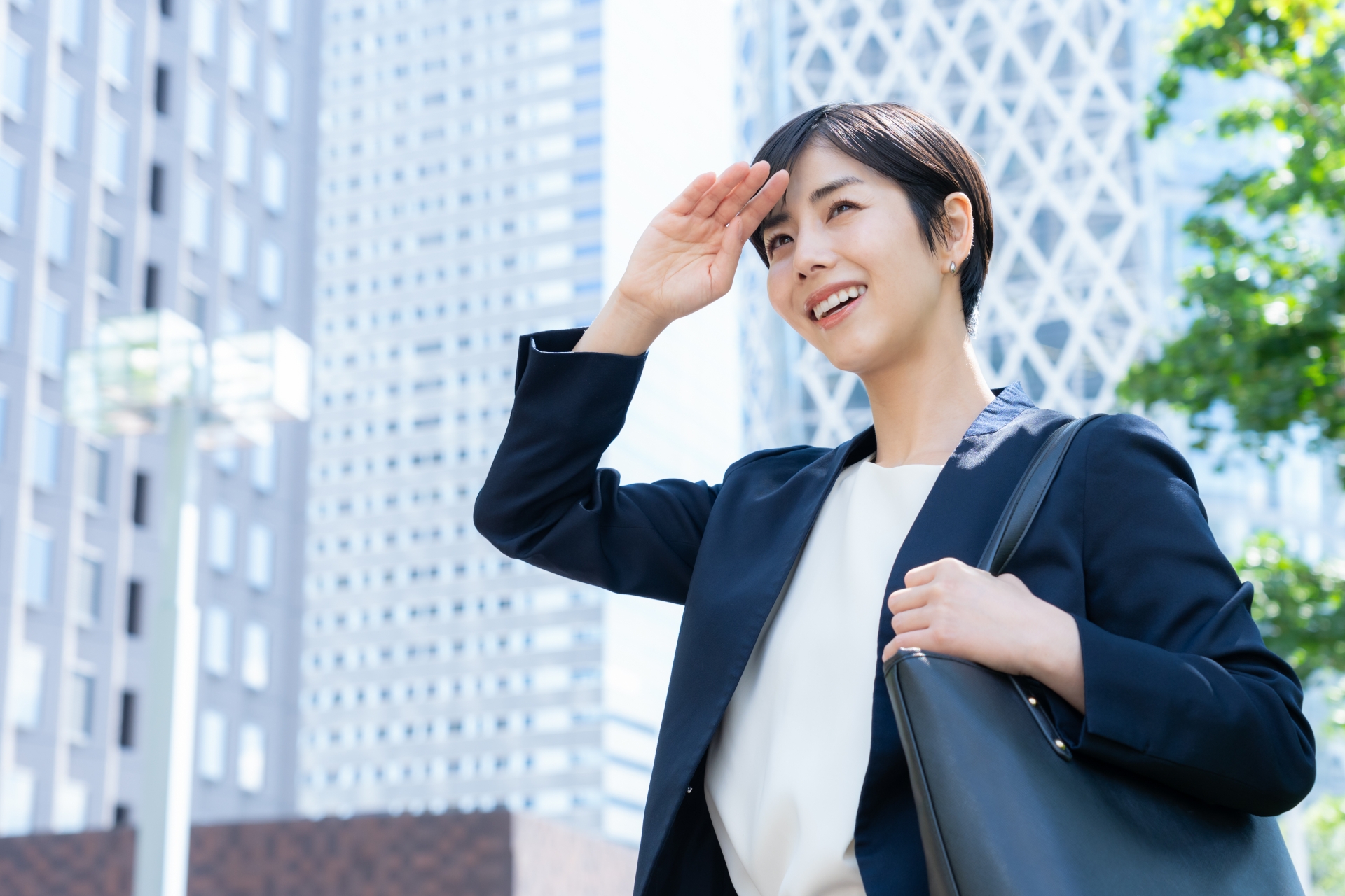 オフィス街で働く若いビジネスウーマン