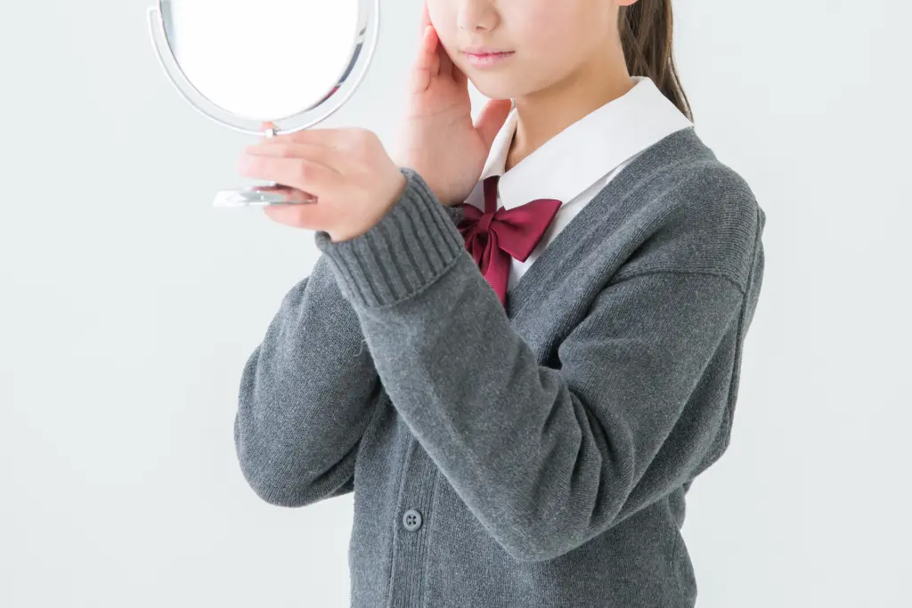 肌を気にする制服を着た女の子