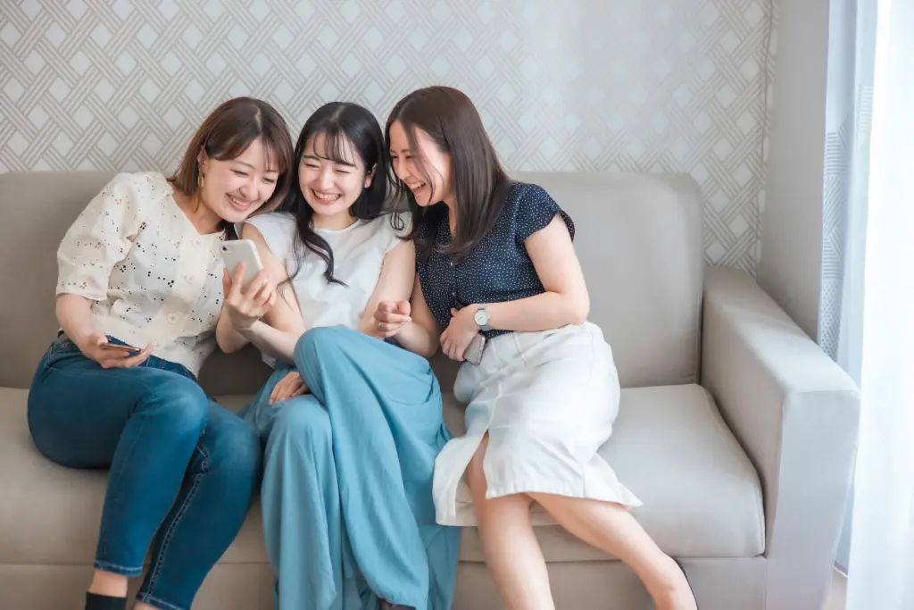 
スマホを使う女性たち（爆笑・自撮り）