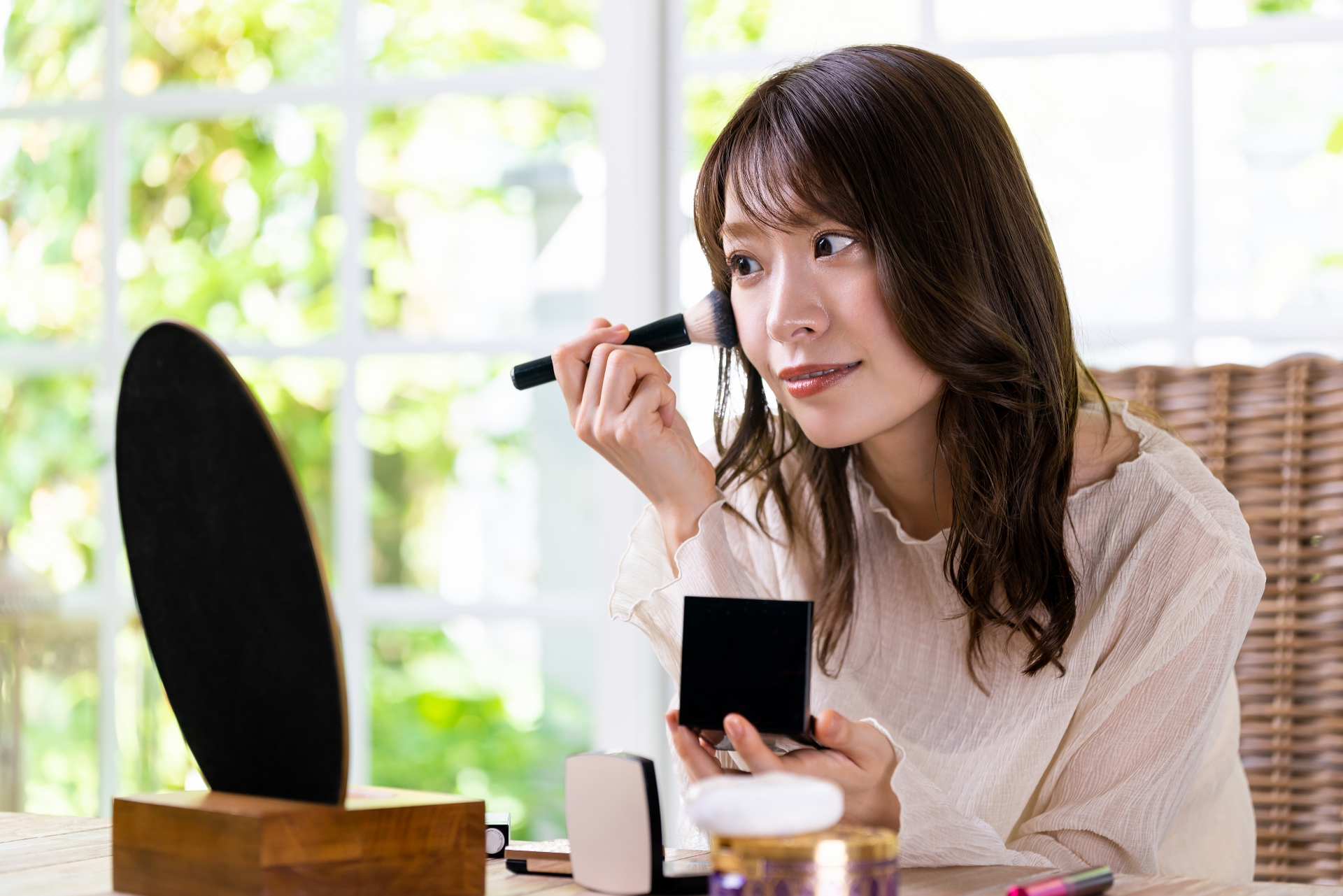 メイクをする女性_チーク