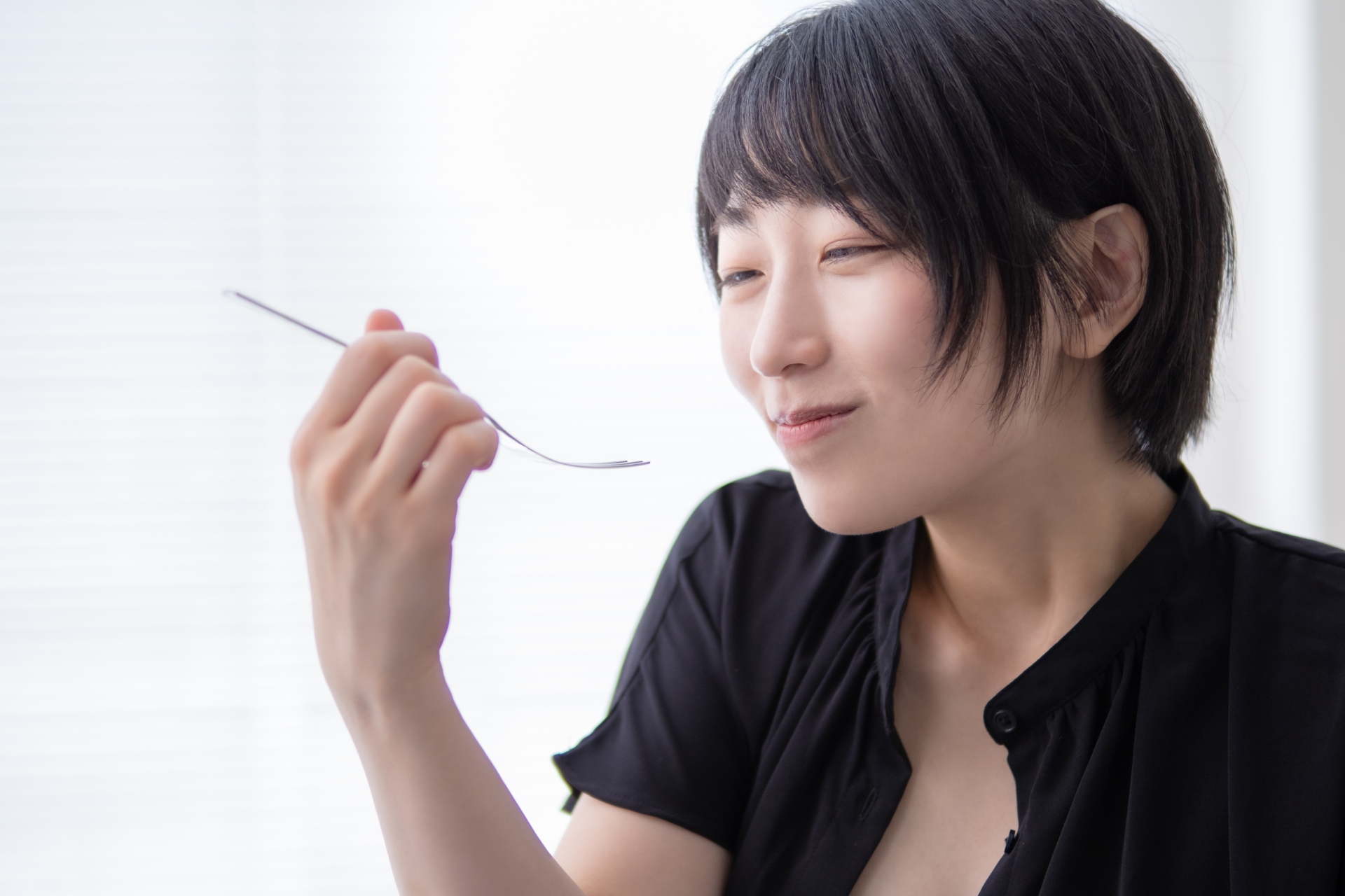 おいしいものを食べる女性