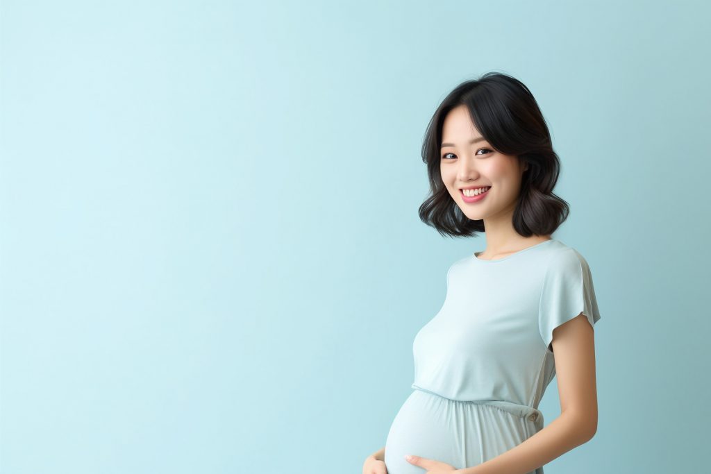 ブルーの服を着た妊娠中の若い日本人女性