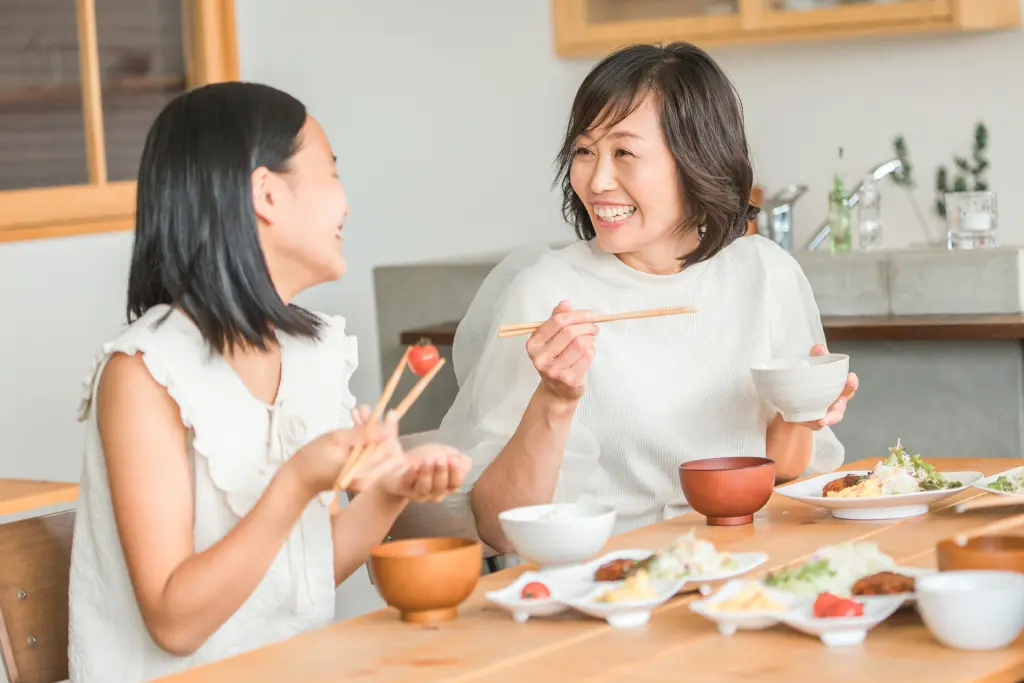 朝食を食べる家族・ファミリー(中学生)