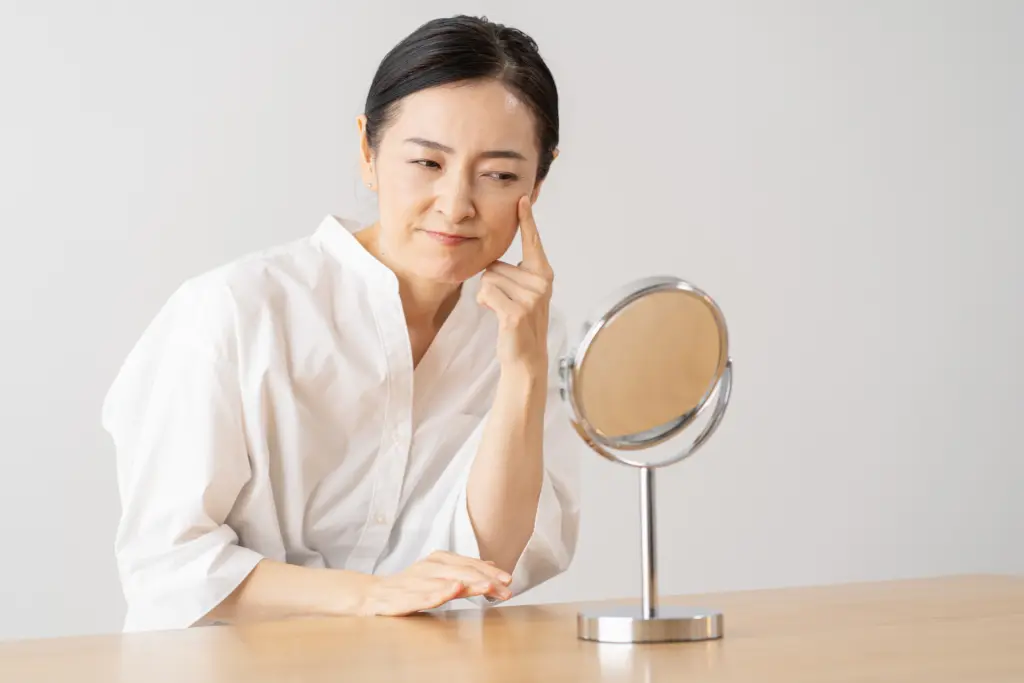 鏡を見る女性
