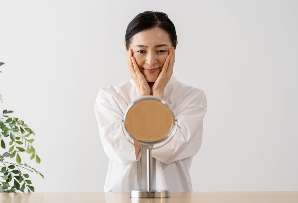 鏡を見る女性