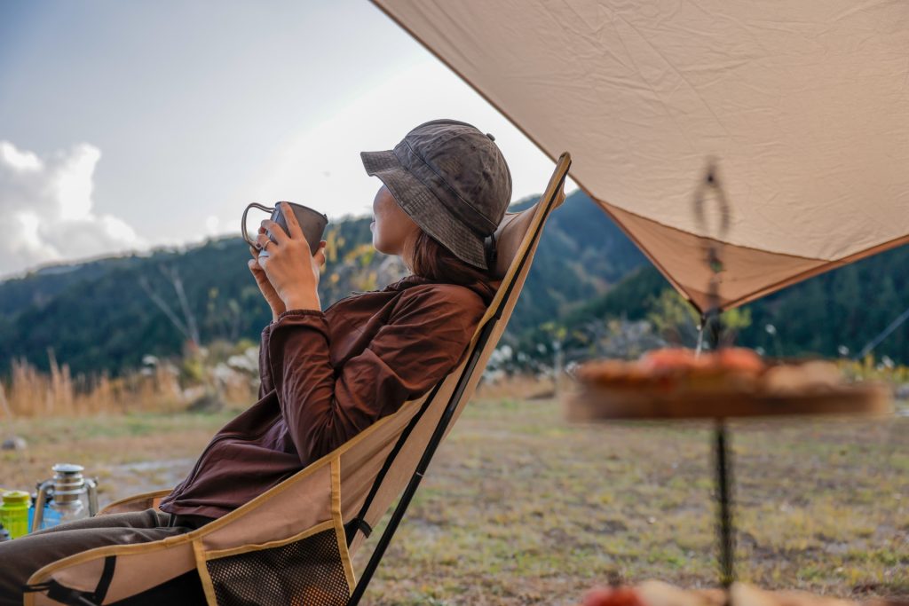 キャンプする女性