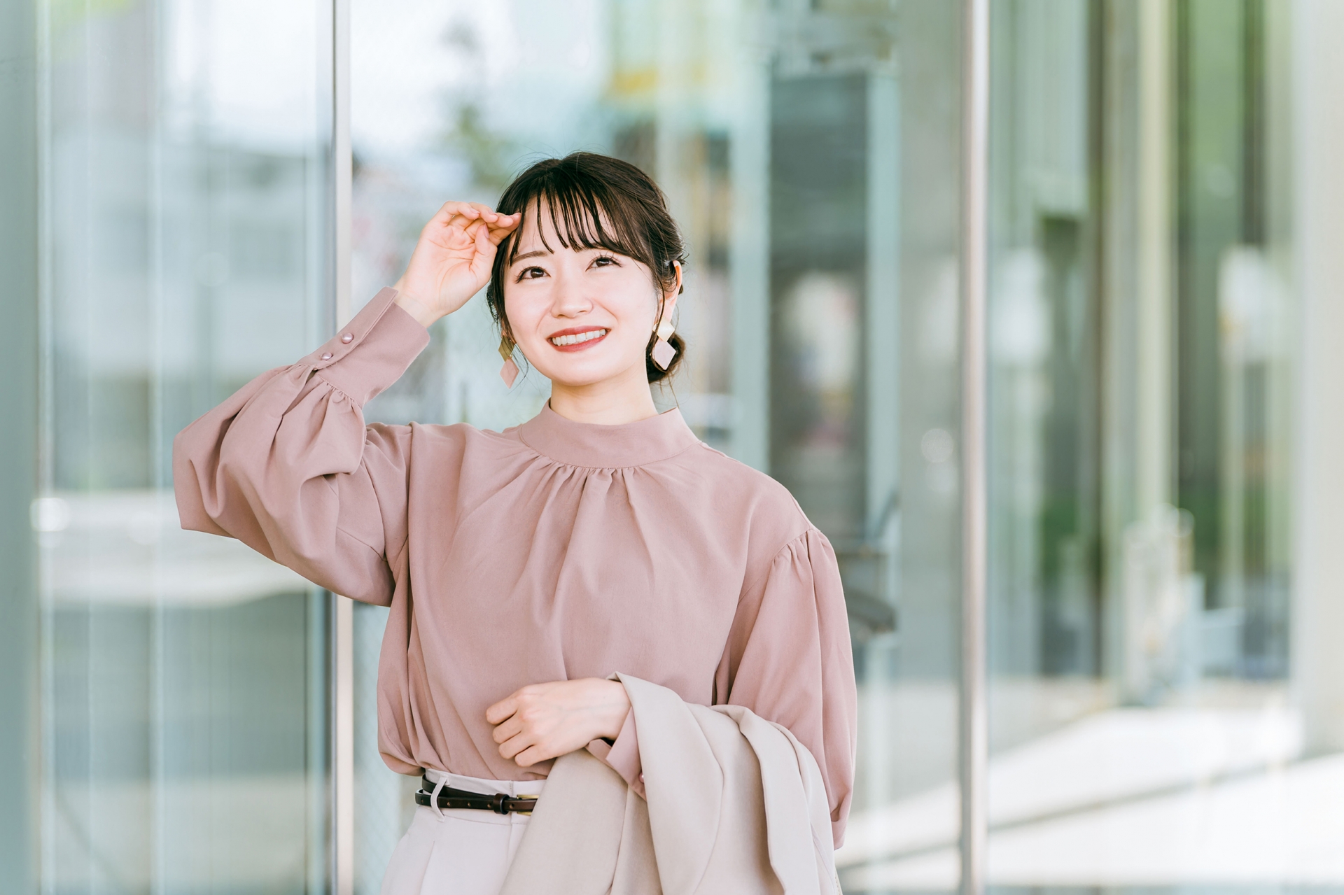 紫外線を浴びるビジネスウーマン（美白）