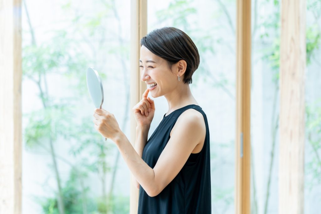 ショートヘアーの女性・ビューティ