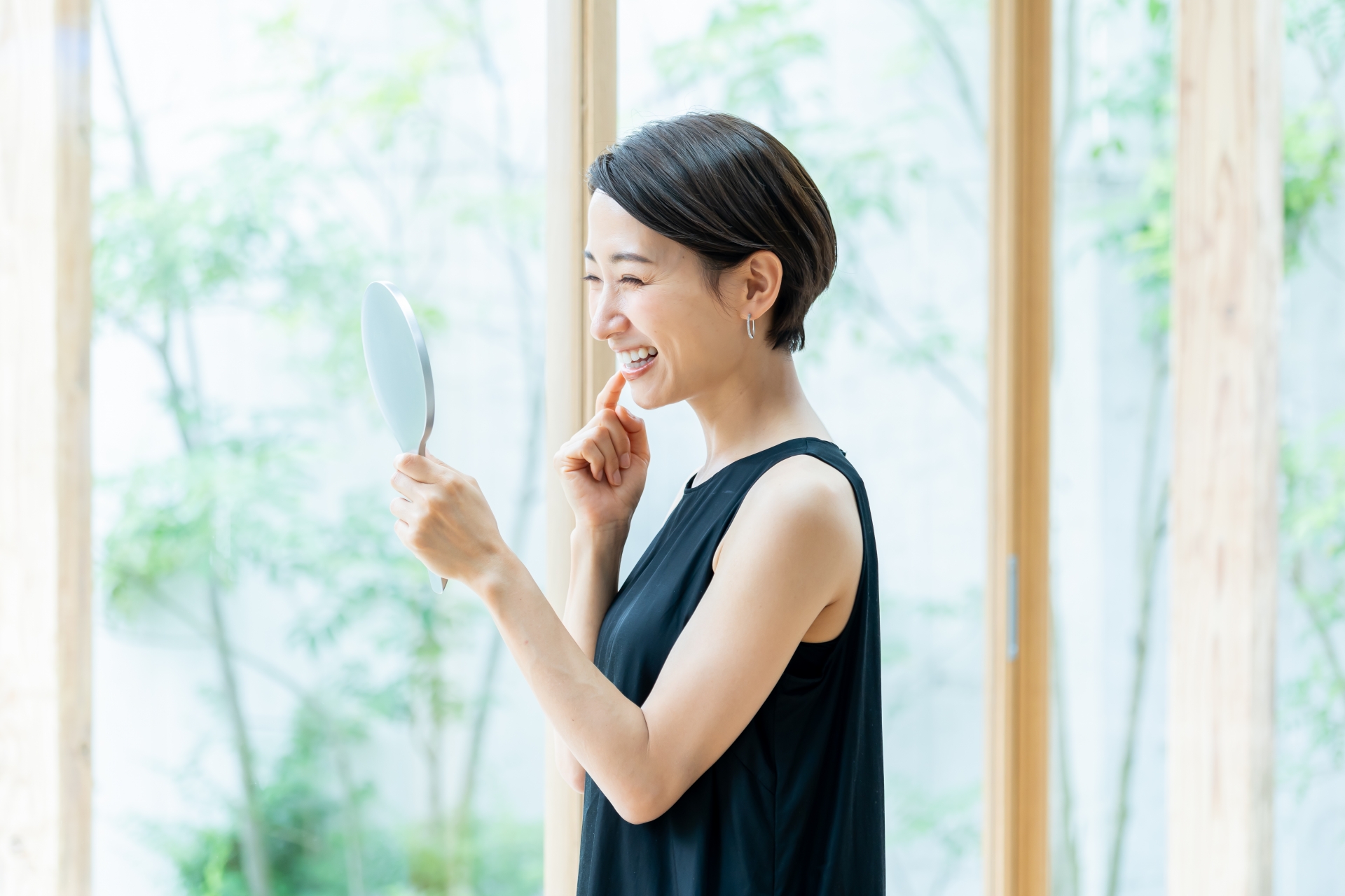 ショートヘアーの女性・ビューティ