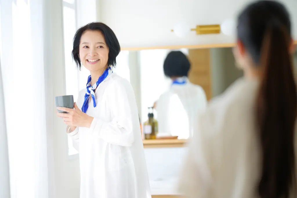 
笑顔で振り向く女性と後ろ姿の女性