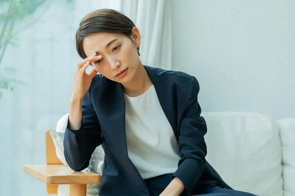 頭をおさえる女性