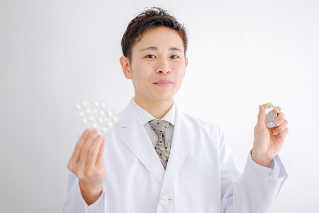 嬉しそうな薬を持った白衣男性