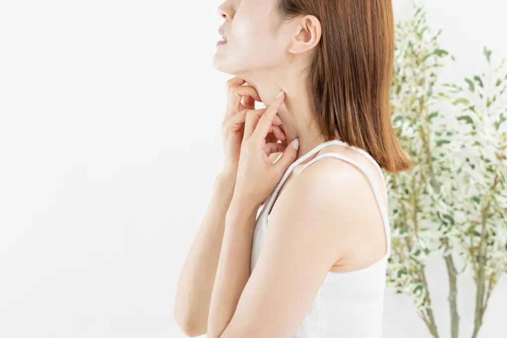 痒がる女性 itchy woman