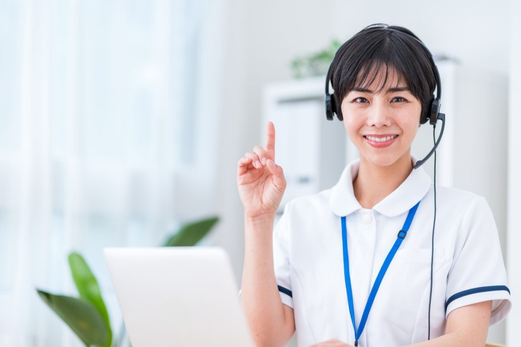 オンライン相談をする若い看護師。