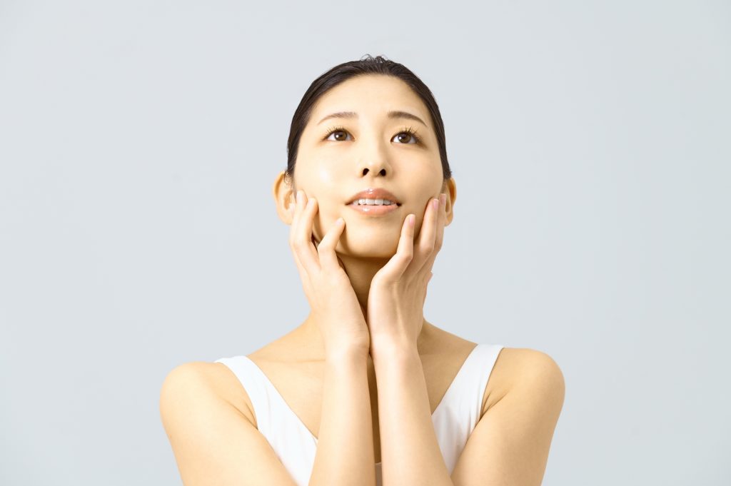 スキンケア　両手で顔を触る女性　美容