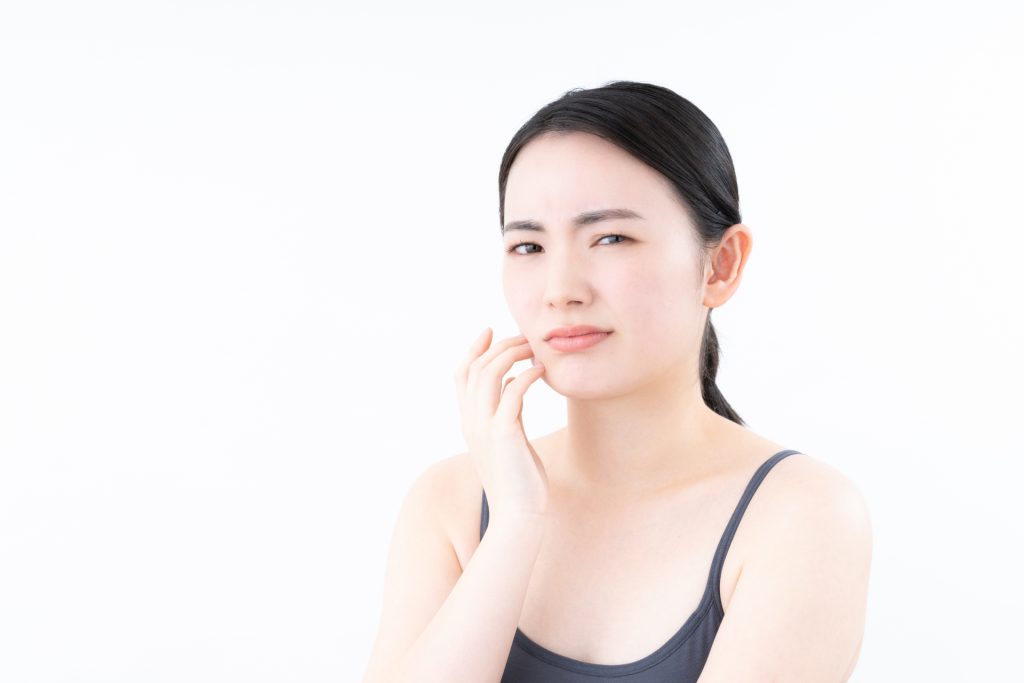 肌に悩む若い女性
