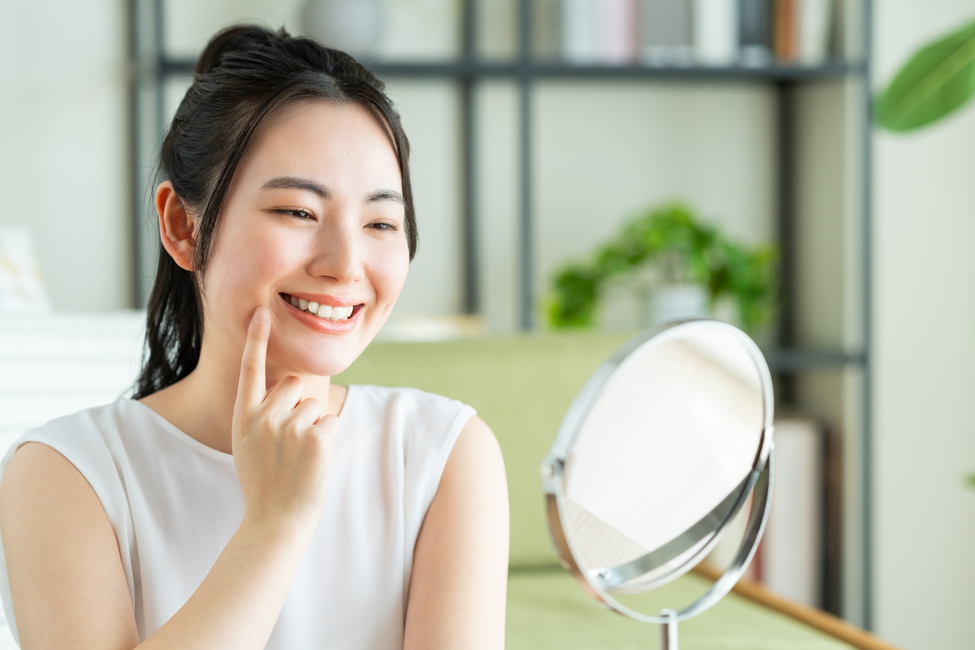 鏡を見る若い女性