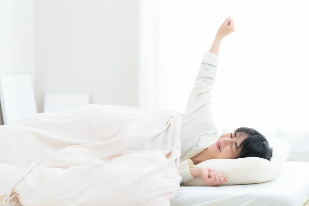 部屋で寝る若い女性