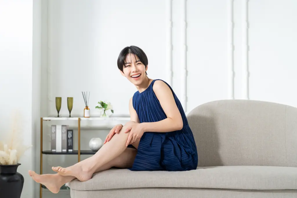 部屋で寝る若い女性
