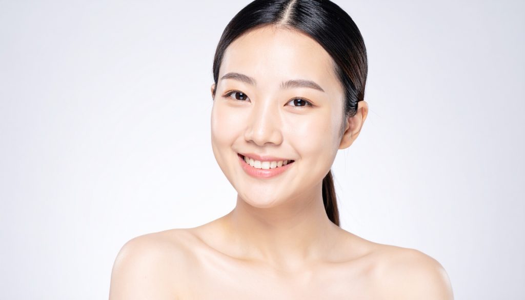 素肌が美しい笑顔の女性