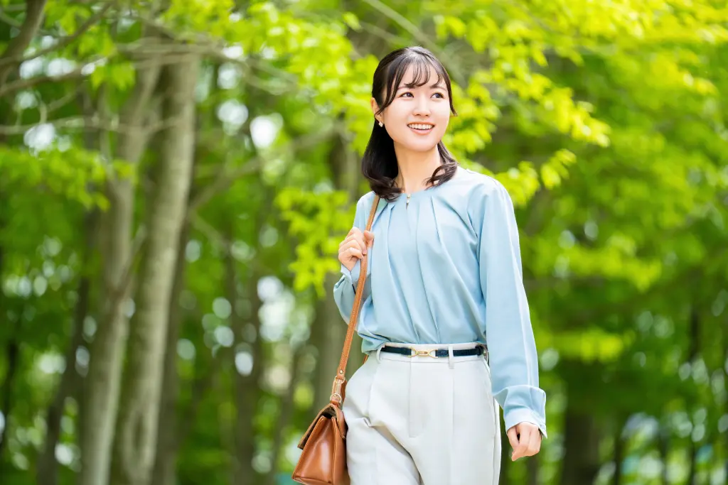 屋外を歩く笑顔の女性・ビジネスウーマン
