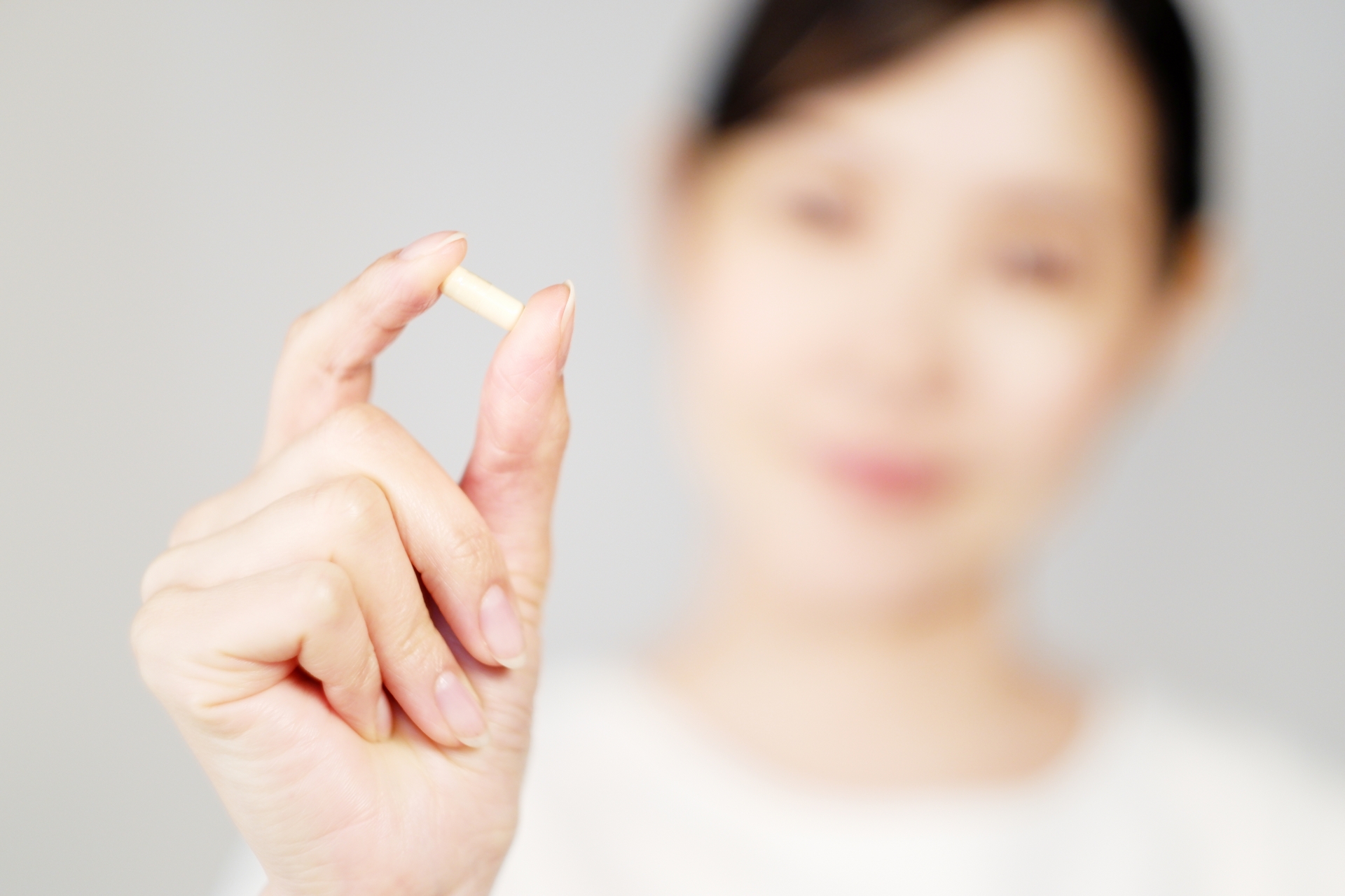 カプセルを持つ女性3