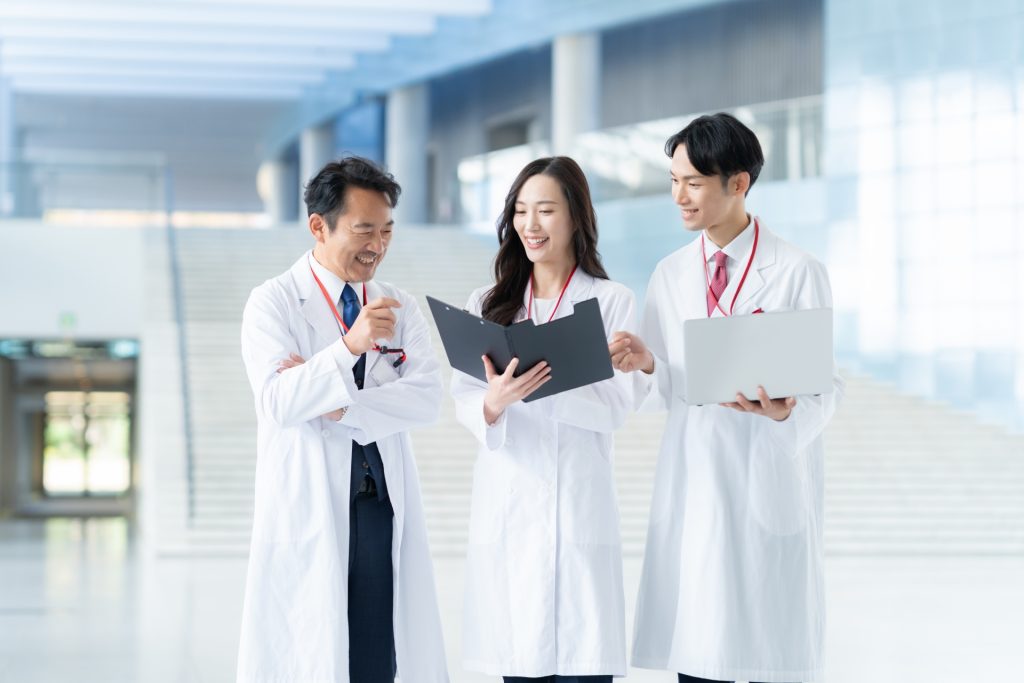 病院で打ち合わせをする男女の医者