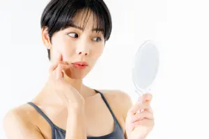 鏡を見る女性のビューティ