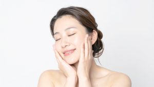 うるおう素肌の顔を包み込む女性